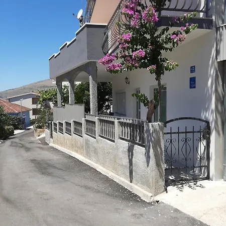 Luna Apartman *
